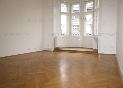 Pronájem velkého bytu 3+1,110m2 v čínžovním domě v P7-Holešovice.