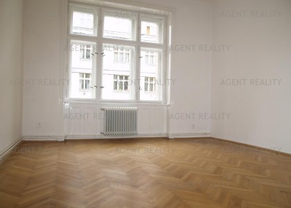 Pronájem velkého bytu 3+1,110m2 v čínžovním domě v P7-Holešovice.