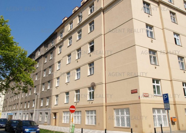 Prodej  bytu 1+kk, 25 m2 vhodná investice k částečné rekonstrukci  v P2-Vinohrady