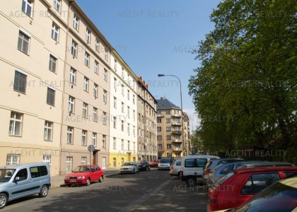 Prodej  bytu 1+kk, 25 m2 vhodná investice k částečné rekonstrukci  v P2-Vinohrady