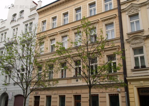 Pronájem nově rekonstruovaného bytu 2+kk v činžovním domě P7-Letná.