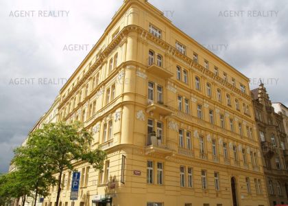 Pronájem rekonstruovaného bytu 2+1,71m2 s výtahem v činžovním domě u Rýgrových sadů v P2-Vinohrady.