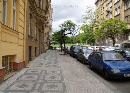 Pronájem rekonstruovaného bytu 2+1,71m2 s výtahem v činžovním domě u Rýgrových sadů v P2-Vinohrady.