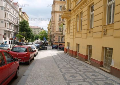 Pronájem rekonstruovaného bytu 2+1,71m2 s výtahem v činžovním domě u Rýgrových sadů v P2-Vinohrady.