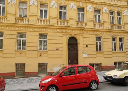 Pronájem rekonstruovaného bytu 2+1,71m2 s výtahem v činžovním domě u Rýgrových sadů v P2-Vinohrady.