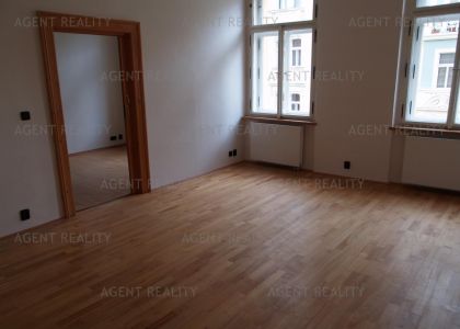 Pronájem rekonstruovaného bytu 2+1,71m2 s výtahem v činžovním domě u Rýgrových sadů v P2-Vinohrady.