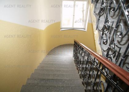 Pronájem rekonstruovaného bytu 2+1,71m2 s výtahem v činžovním domě u Rýgrových sadů v P2-Vinohrady.