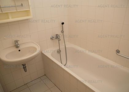 Pronájem bytu 3+kk, 80 m2 se zimní zahradou v novostavbě u stanice M Želivského v P10- Vinohrady.