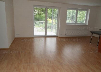 Pronájem velkého bytu 5+kk ve viladomě novostavby s garáží a zahradou P6-Ruzyně.