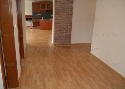 Pronájem velkého bytu 5+kk ve viladomě novostavby s garáží a zahradou P6-Ruzyně.