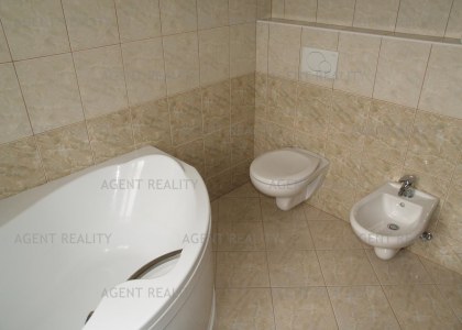 Pronájem velkého bytu 5+kk ve viladomě novostavby s garáží a zahradou P6-Ruzyně.