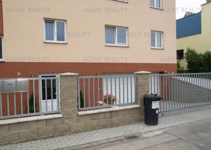 Pronájem velkého bytu 5+kk ve viladomě novostavby s garáží a zahradou P6-Ruzyně.