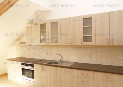 Pronájem podkrovního bytu s terasou 3+kk, 110m2 v  čínžovním domě s recepcí v P2-Vynohrady.