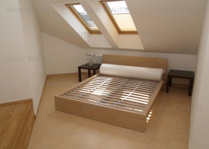 Pronájem podkrovního bytu s terasou 3+kk, 110m2 v  čínžovním domě s recepcí v P2-Vynohrady.