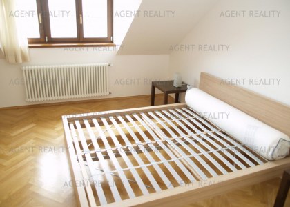 Pronájem podkrovního bytu s terasou 3+kk, 110m2 v  čínžovním domě s recepcí v P2-Vynohrady.