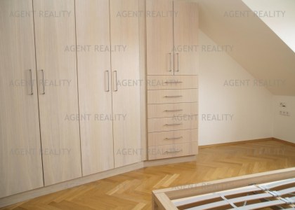 Pronájem podkrovního bytu s terasou 3+kk, 110m2 v  čínžovním domě s recepcí v P2-Vynohrady.