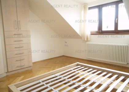 Pronájem podkrovního bytu s terasou 3+kk, 110m2 v  čínžovním domě s recepcí v P2-Vynohrady.
