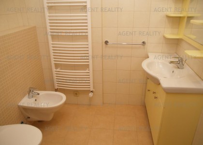 Pronájem podkrovního bytu s terasou 3+kk, 110m2 v  čínžovním domě s recepcí v P2-Vynohrady.