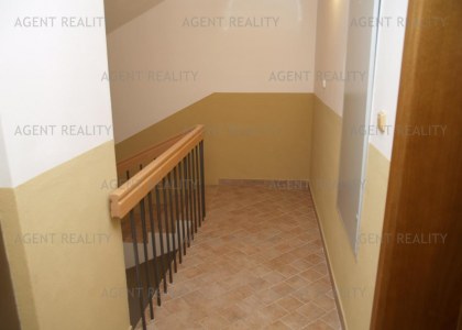 Pronájem podkrovního bytu s terasou 3+kk, 110m2 v  čínžovním domě s recepcí v P2-Vynohrady.