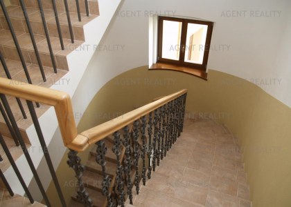 Pronájem podkrovního bytu s terasou 3+kk, 110m2 v  čínžovním domě s recepcí v P2-Vynohrady.