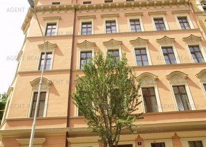 Pronájem podkrovního bytu s terasou 3+kk, 110m2 v  čínžovním domě s recepcí v P2-Vynohrady.
