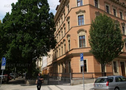 Pronájem podkrovního bytu s terasou 3+kk, 110m2 v  čínžovním domě s recepcí v P2-Vynohrady.