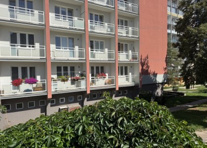Světlý byt 2+1, 53m2 s balkóny, šatnou a výhledem do zeleně – Wilsonova, Slaný