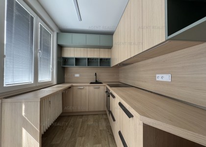 Světlý byt 2+1, 53m2 s balkóny, šatnou a výhledem do zeleně – Wilsonova, Slaný