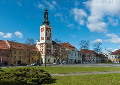 Světlý byt 2+1, 53m2 s balkóny, šatnou a výhledem do zeleně – Wilsonova, Slaný