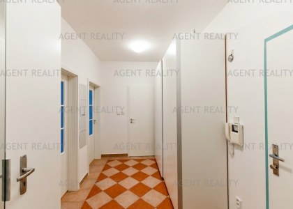 Pronájem bytu 2+kk, 57m2 s balkonem, ulice Slavníkova, Praha - Břevnov