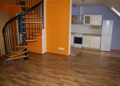 Pronájem mezonetového bytu 3+kk, 100m2 v nájemním domě se zahradou v P4-Nusle.