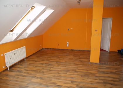 Pronájem mezonetového bytu 3+kk, 100m2 v nájemním domě se zahradou v P4-Nusle.