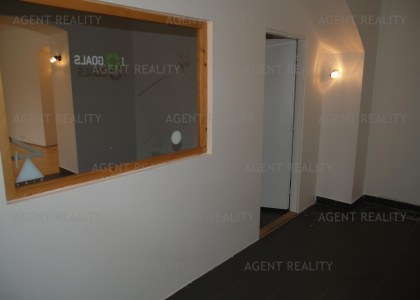 Pronájem nebytových prostor 5+1,164m2 v suterénu rohového čižovního domu u parku Latná P7-Letná