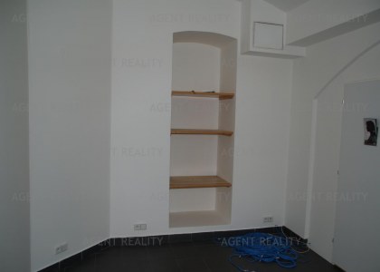 Pronájem nebytových prostor 5+1,164m2 v suterénu rohového čižovního domu u parku Latná P7-Letná