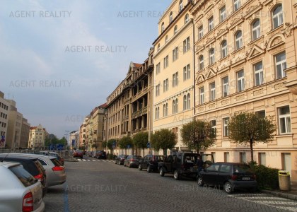 Pronájem nebytových prostor 5+1,164m2 v suterénu rohového čižovního domu u parku Latná P7-Letná