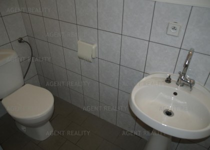 Pronájem nebytových prostor 5+1,164m2 v suterénu rohového čižovního domu u parku Latná P7-Letná