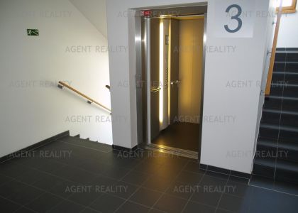 Pronájem luxusního bytu 3+kk,83m2 s lodžíí a balkonem s parkovacím stáním v novostavbě P5-Jinonice