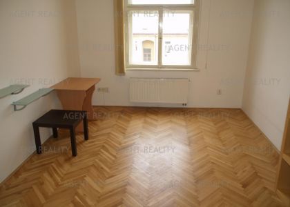 Pronájem pěkného bytu 2+kk, 45m2 v činžovním domě u Riegerových sadů P2-Vinohrady