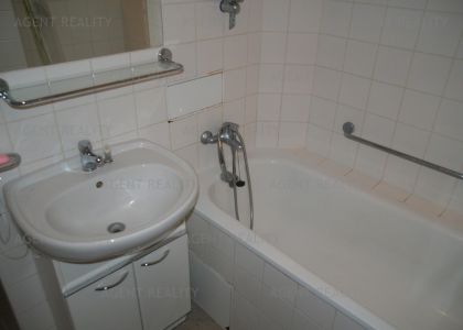 Pronájem pěkného bytu 2+kk, 45m2 v činžovním domě u Riegerových sadů P2-Vinohrady