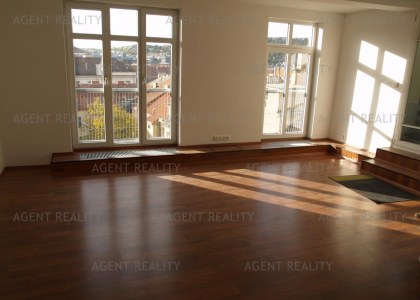 Prodej nového podkrovního bytu 3+kk, 76m2 + střešní terasa 60m2 v P5-Smíchov