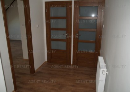 Prodej nového podkrovního bytu 3+kk, 76m2 + střešní terasa 60m2 v P5-Smíchov