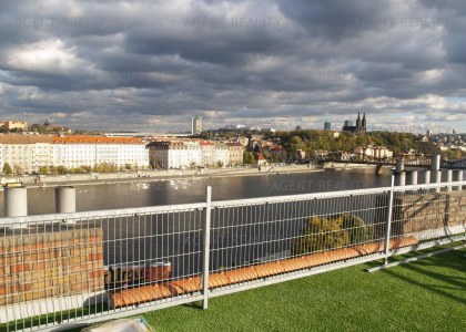 Prodej nového podkrovního bytu 3+kk, 76m2 + střešní terasa 60m2 v P5-Smíchov