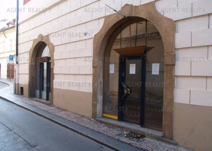 Pronájem obchodních prostor 40m2 s výlohami do ulice v historické budově P1 - Staré Město