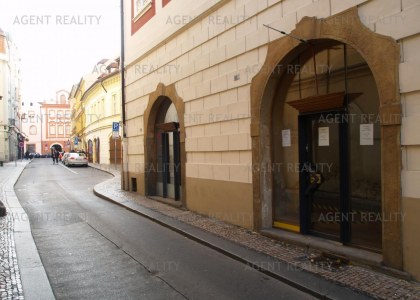 Pronájem obchodních prostor 40m2 s výlohami do ulice v historické budově P1 - Staré Město