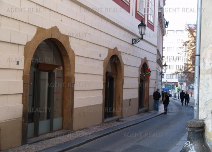Pronájem obchodních prostor 40m2 s výlohami do ulice v historické budově P1 - Staré Město