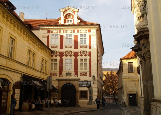 Pronájem obchodních prostor 40m2 s výlohami do ulice v historické budově P1 - Staré Město