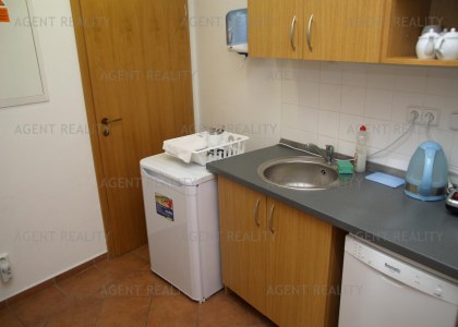 Pronájem nebytových prostor 80m2 s výlohami v novostovbě u hlavní komunikace v P2-Vnohrady