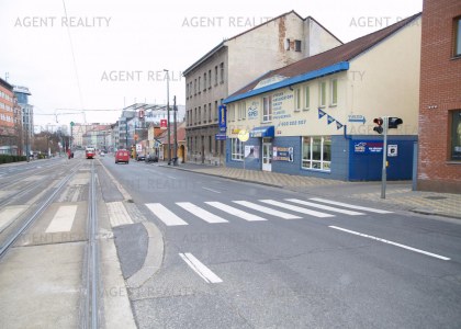 Pronájem nebytových prostor 80m2 s výlohami v novostovbě u hlavní komunikace v P2-Vnohrady