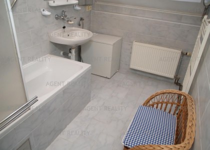 Pronájem zařízeného bytu 3+1 s balkonem a zahradou v P4-Hodkovičky.