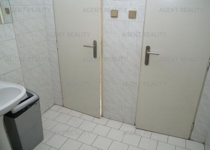 Pronájem kanceláře 25m2 v administrativní budově u stanice metra v centru Prahy P8-Florenc.